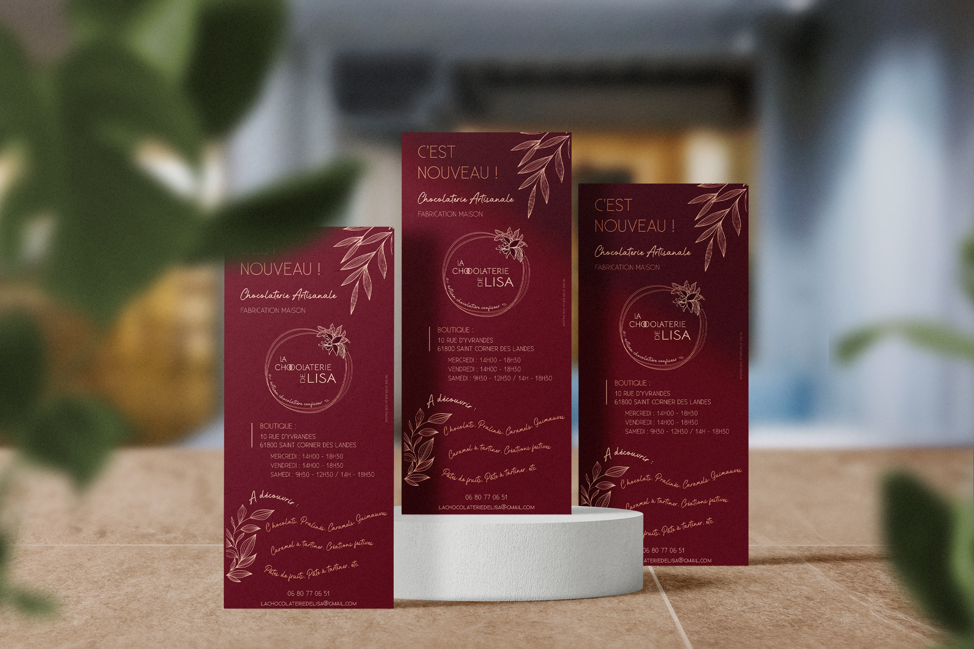 Trois jolis Flyers de couleurs bordeaux. Ils sont destinés à promouvoir une chocoloterie en Normandie.